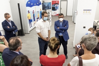 Imagen de los asistentes viendo la oficina