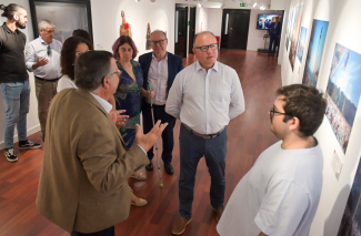 Foto de la visita a la exposición con uno de los alumnos