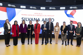 Fotografía de familia de la visita a la sede de Por Talento Digital de Fundación ONCE