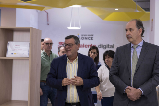 Fotografía de la visita del consejero a 'Por Talento Digital' de Fundación ONCE