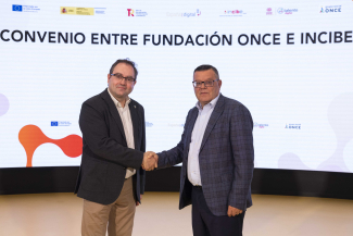 Fotografía del acuerdo entre Fundación ONCE e INCIBE