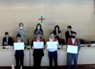 Grupo de alumnos en el acto de graduación del curso 2021-22