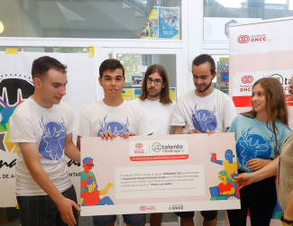 Foto de la entrega del cheque de Fundación ONCE a los ganadores