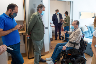 Fotografía de la visita al apartamento domotizado de Fundación ONCE