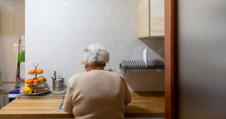 Foto de una persona mayor sola en la cocina