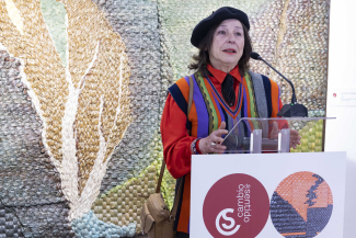 Fotografía de la artista de la inauguración en Fundación ONCE