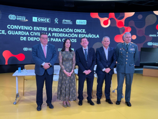 Foto del acuerdo firmado en el Hub Por Talento Digital de Fundación ONCE