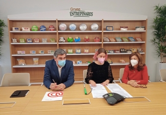 Imagen de los dos firmantes rubricando el convenio