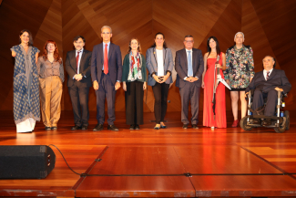 Fotografía de familia de los asistentes a la inauguración de la Bienal de Fundación ONCE