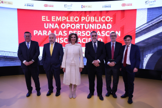 Fotografía de familia al inicio de la jornada en Por Talento Digital de Fundación ONCE