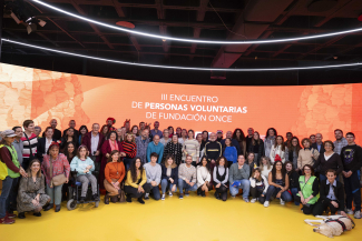 Fotografía de familia en la sede de Por Talento Digital de Fundación ONCE