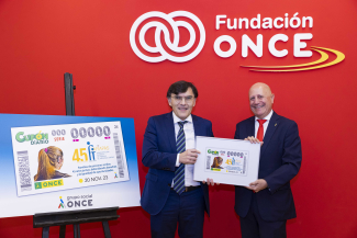 Fotografía de la entrega del cupón en la sede de Fundación ONCE