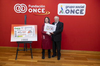 Foto del acto de entrega del cupón de la ONCE en la sede de Fundación ONCE