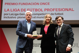 Foto de la entrega del premio de manos de Alberto Durán