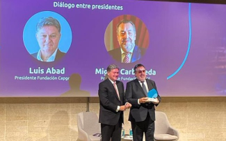 Foto del acto de entrega de la mención a Fundación ONCE