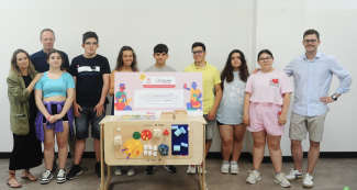 Foto del equipo ganador en la entrega del cheque en Santander