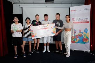 Foto de los miembros del equipo ganador