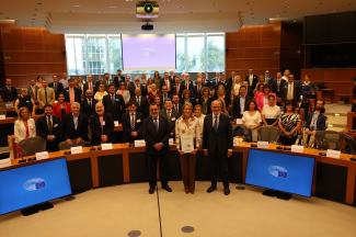 Foto de familia tras la firma del convenio