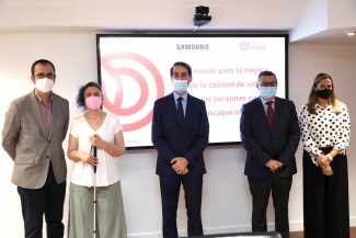 Foto de familia de los presentes durante la firma del convenio