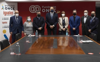 Foto de familia con los asistentes al acto