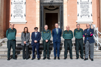 Fotografía de familia tras el acuerdo