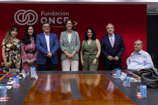 Foto de familia tras la firma del acuerdo