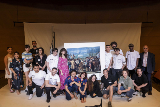 Foto de familia con el cuadro ya impreso durante el ensayo general