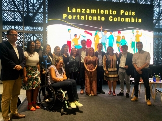 Foto de familia de presentación de Por Talento Colombia