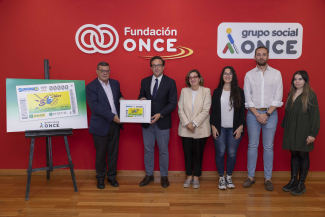 Fotografía de familia en la presentación del cupón en Fundación ONCE
