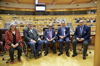 Fotografía de los presentes en la jornada celebrada en el Senado