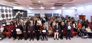 Foto de familia del acto de entrega de becas