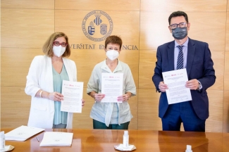 Fotografía de la firma del acuerdo entre las tres entidades