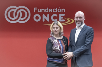 Foto de los firmantes dándose la mano