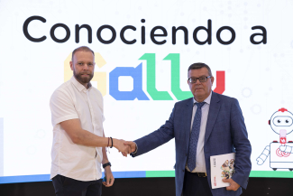 Fotografía de los firmantes del acuerdo en la sede de Por Talento Digital de Fundación ONCE