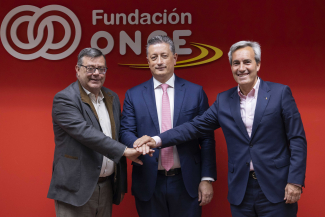 Fotografía de los fimrantes del acuerdo en la sede de Fundación ONCE