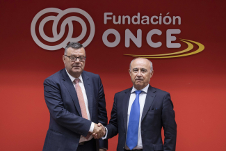 Fotografía tras la firma del acuerdo en la sede de Fundación ONCE