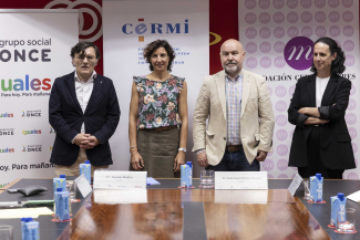 Fotografia de los firmantes del acuerdo en la sede de Fundación ONCE