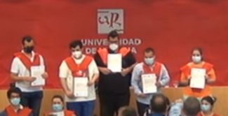 Captura de pantalla de un grupo de alumnos con el diploma, en el acto de graduación, celebrado de forma virtual