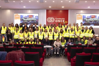 Foto de grupo en la que se ve a todos los miembros con el chaleco del voluntariado