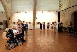 Fotografía de la inauguración de la exposición de Fundación ONCE en Viana