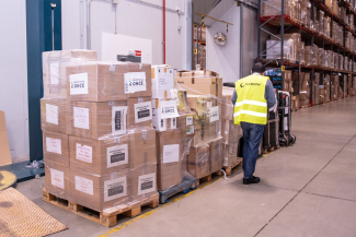 Fotografía del material donado en los almacenes