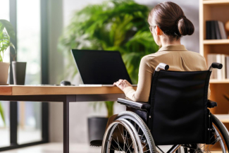 Fotografía de una mujer con discapacidad en su trabajo