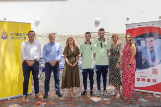 Foto de familia en el acto de presentación en Las Palmas