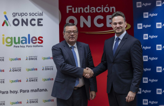 Foto de los firmantes del acuerdo en la sede de Fundación ONCE