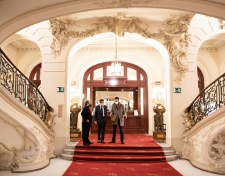 Fotografía de la visita de técnicos de Fundación ONCE al edificio
