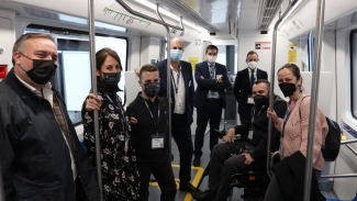 Fotografía de la visita del equipo de Fundación ONCE y Alstom