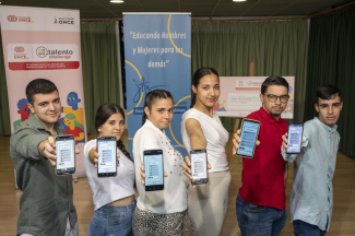 Foto del equipo ganador del premio 'X Talento Challenge' de Fundación ONCE