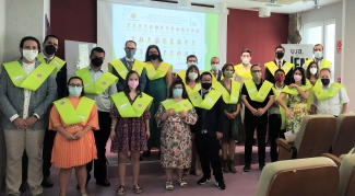 Foto de grupo de los alumnos con la banda de la graduación