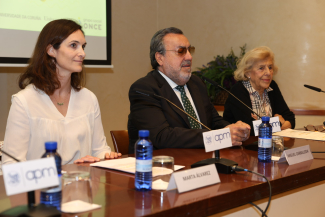 Foto mesa en la que se ve, de izquierda a derecha, a Marta Álbarez, Miguel Carballeda y Matilde Fernández