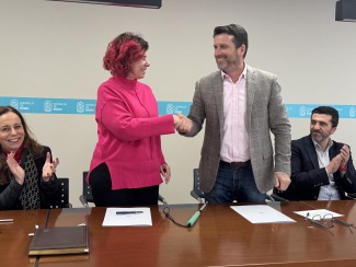 Imagen de los firmantes estrechándose las manos